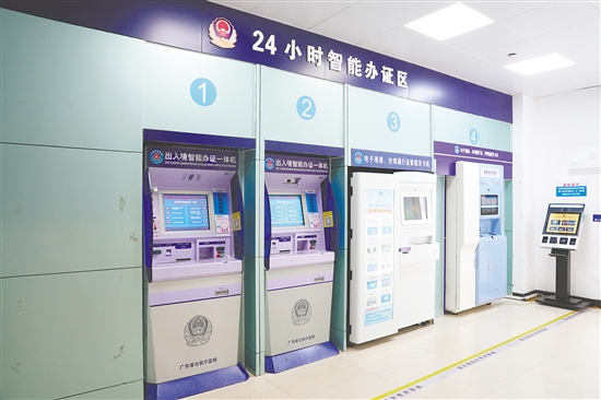 24小時智能辦證區(qū)為群眾提供全天候服務(wù)。