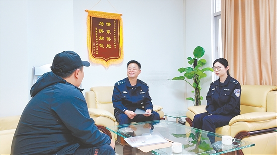 民警在“僑企服務(wù)室”接待群眾。