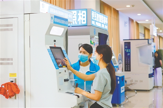 工作人員耐心指導(dǎo)市民辦理業(yè)務(wù)。