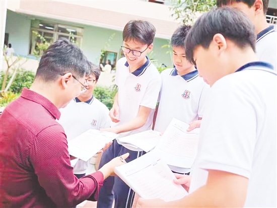 師生閱讀僑文化讀物。