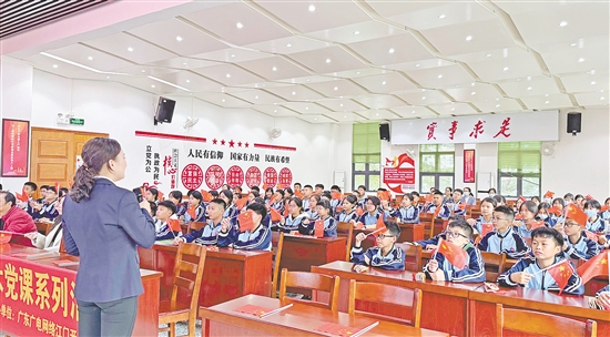 活動(dòng)將黨的創(chuàng)新理論以藝術(shù)形式送到社區(qū)，為基層黨員群眾帶來(lái)一場(chǎng)入耳、入眼、更入心的沉浸式學(xué)習(xí)體驗(yàn)。