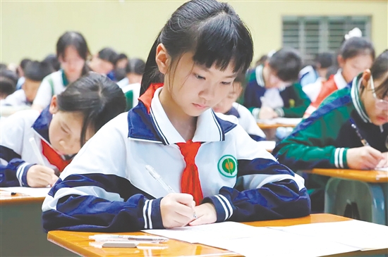 中小學生規(guī)范漢字書寫比賽現(xiàn)場。