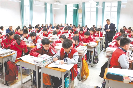 開僑中學(xué)物理課堂。