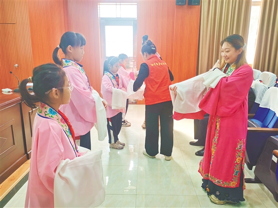 同學(xué)們學(xué)習(xí)“穿水袖”“槍花”“蘭花掌”等粵劇招式。