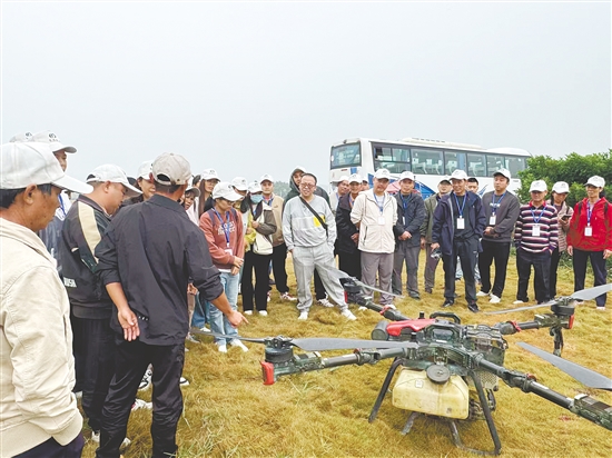 培訓(xùn)班采取“理論授課+實(shí)踐教學(xué)+現(xiàn)場(chǎng)觀摩+線上學(xué)習(xí)”模式，著力提升“新農(nóng)人”的綜合能力。