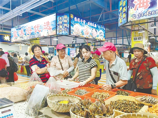 廣海水產(chǎn)交易中心為市民、游客提供一站式“吃喝玩樂購”的豐富體驗(yàn)。