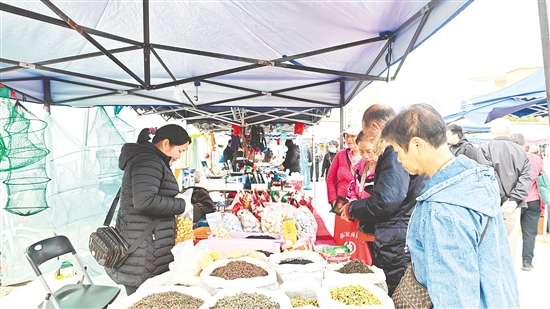 臺城街道新投入使用的白水臨時圩期市場，生動詮釋了“在規(guī)范中守護(hù)人間煙火氣”的治理理念。