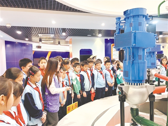 學(xué)生走進(jìn)臺(tái)山核電站學(xué)習(xí)了解核能原理。