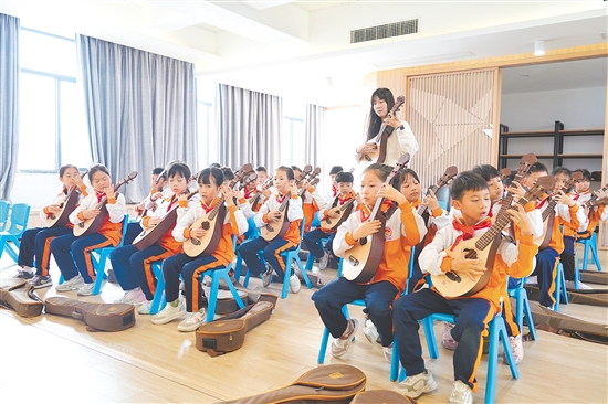 沙坪一?。|校區(qū)）將“禮樂弦歌”課程納入常規(guī)音樂課程，與語文教材中的古詩詞相結(jié)合進(jìn)行彈唱教學(xué)。