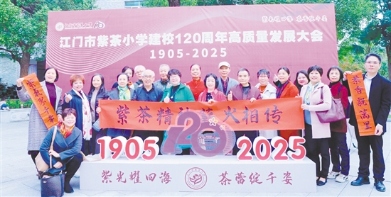 不少退休教師回校相聚。