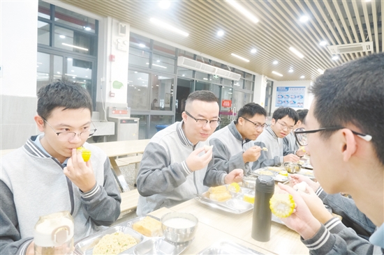 代鵬和學生們一起用餐。