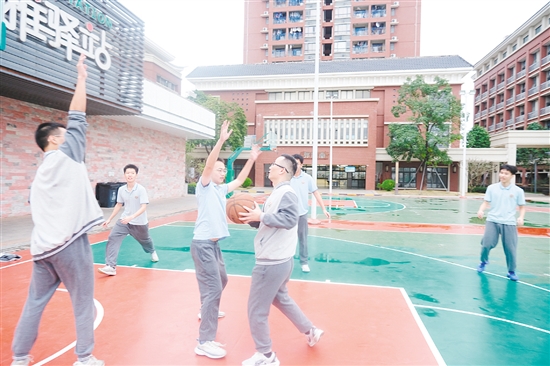 體育課上，代鵬和學生們一起打球。