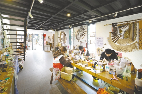 2022年石板沙引入研學(xué)機(jī)構(gòu)——宸晞自然研學(xué)院，截至今年5月已舉辦超100場(chǎng)研學(xué)活動(dòng)，吸引近1.5萬(wàn)人來(lái)石板沙深度體驗(yàn)農(nóng)文旅研學(xué)。