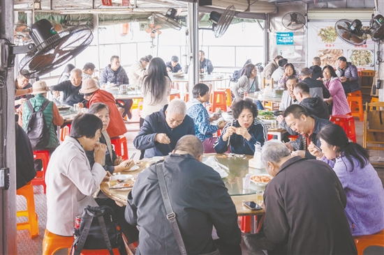 黃沙蜆、黃魚、河蝦被譽(yù)為石板沙“三寶”，每年清明時(shí)節(jié)前來(lái)嘗鮮的游客絡(luò)繹不絕。