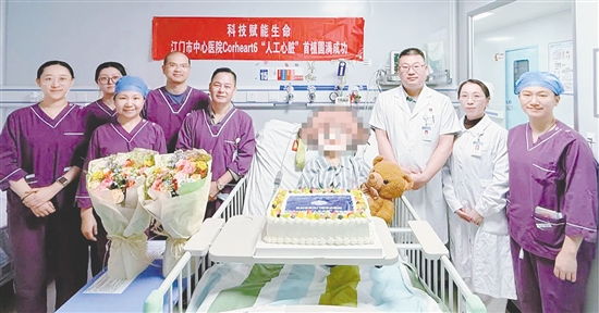 手術(shù)成功后，患兒與醫(yī)護團隊合影。