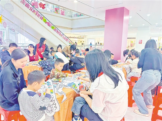 商圈通過豐富多彩的親子活動，構(gòu)建起親子互動與兒童成長的社交平臺。