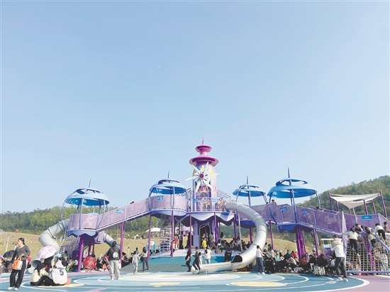 “飛行夢(mèng)工廠”兒童樂(lè)園深受本地及周邊地區(qū)親子家庭的喜愛(ài)。 “飛行夢(mèng)工廠”兒童樂(lè)園深受本地及周邊地區(qū)親子家庭的喜愛(ài)。