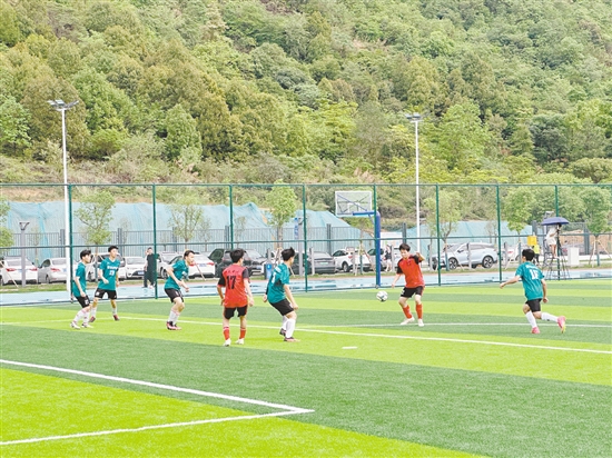 體育設(shè)施的完善讓市民盡享運動樂趣。