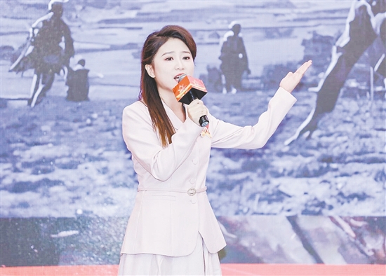 黎穎欣聲情并茂地演講《以“攝影”為武器的追光者》。