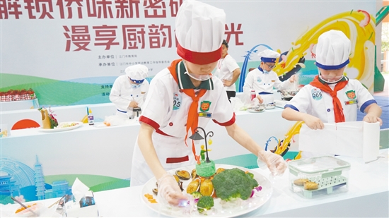 學(xué)生們?cè)谂腼儽荣愔姓故緩N藝。