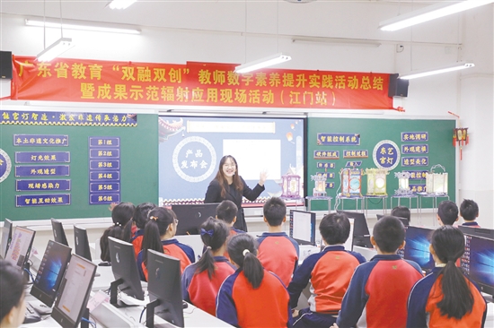 教師們?cè)诟骷?jí)各類比賽、活動(dòng)中提升教學(xué)技能。