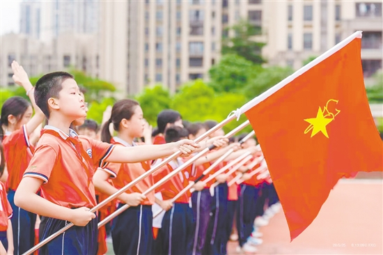 小學(xué)生入隊(duì)儀式。