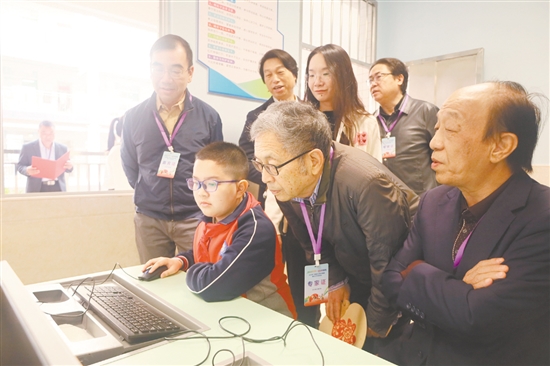 與會人員觀摩學(xué)生通過“少年美”平臺完成音樂學(xué)科藝術(shù)素質(zhì)測試。