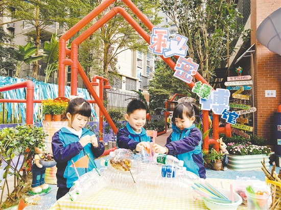 培英實(shí)驗(yàn)幼兒園向參訓(xùn)教師展示園內(nèi)的“秘密綠博館”。