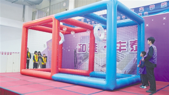 無人機“足球”現(xiàn)場秀。