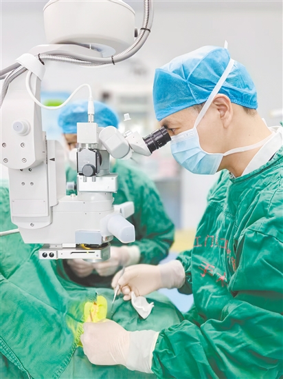 眼科醫(yī)生為患者進(jìn)行“翼狀胬肉切除+角膜移植術(shù)”。