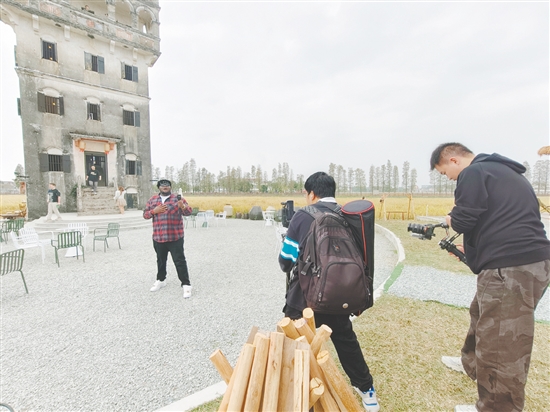 博主們深入赤坎華僑古鎮(zhèn)、塘口舊圩、碉樓文化旅游區(qū)等景點(diǎn)采風(fēng)，整合地域文化、文旅及產(chǎn)業(yè)特色，將碉樓故事、僑鄉(xiāng)風(fēng)情轉(zhuǎn)化為鮮活的影像內(nèi)容。