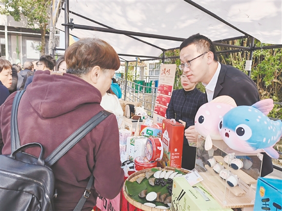 優(yōu)品專場促消費(fèi)活動(dòng)同步開展，“開平優(yōu)品”特色展區(qū)攤位吸引市民、游客選購。
