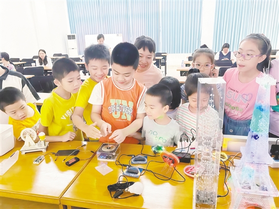 2025年，開平通過系列舉措、積極探索創(chuàng)新，著力辦好人民滿意的教育。