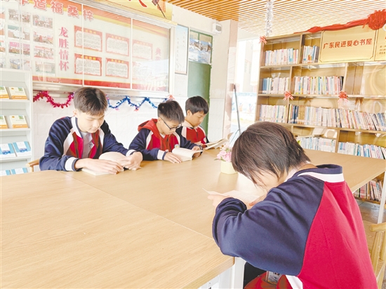 愛心書屋啟用后，鄉(xiāng)鎮(zhèn)學(xué)子有了課后閱讀的好去處。
