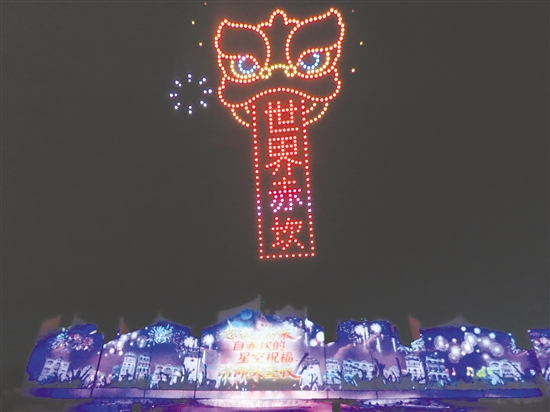 赤坎華僑古鎮(zhèn)舉辦新年焰火音樂會(huì)，市民游客在動(dòng)聽的音樂與璀璨的煙火中迎新年。李淑珩