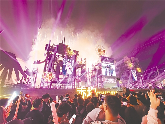 赤坎華僑古鎮(zhèn)舉辦新年焰火音樂會(huì)，市民游客在動(dòng)聽的音樂與璀璨的煙火中迎新年。李淑珩