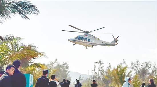 游客可搭乘直升機，從空中俯瞰川島美景。