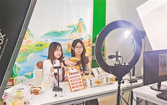 在“臺山優(yōu)品”直播間，主播通過鏡頭向觀眾推介臺山特色農(nóng)產(chǎn)品。