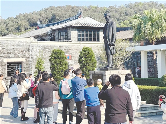 元旦假期，不少游客來到梁啟超故居，汲取精神養(yǎng)分。