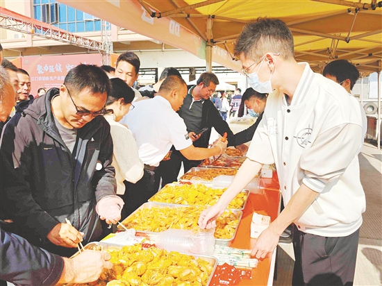 參會嘉賓現(xiàn)場品嘗“大鰲蝦”。