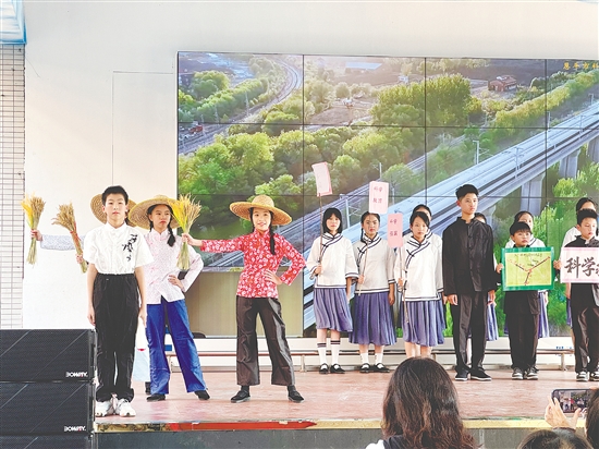 本次展演生動(dòng)展現(xiàn)了恩平市馮如小學(xué)“問(wèn)星計(jì)劃”實(shí)施以來(lái)的育人成果。