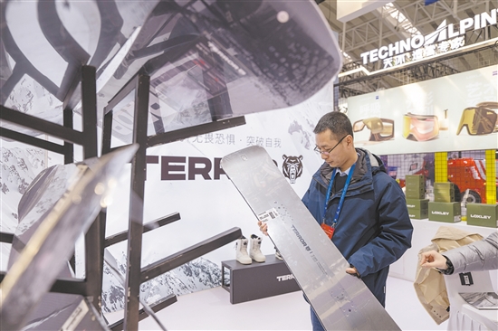 1月6日，參會嘉賓在2026哈爾濱冰博會現(xiàn)場觀看滑雪板。新華社發(fā)