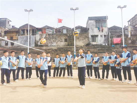 臺(tái)山市沖蔞鎮(zhèn)中心小學(xué)的排球小將們基本功過硬。