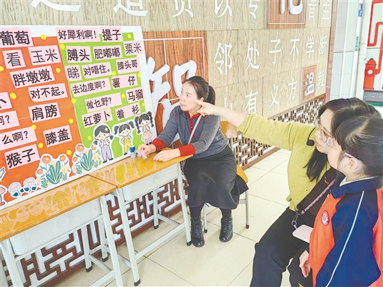 學(xué)生邊玩游戲邊學(xué)粵語(yǔ)詞匯。