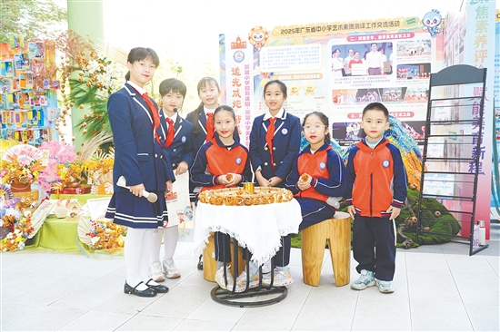 學(xué)生手工制作的陳皮年宵花等作品十分精美。