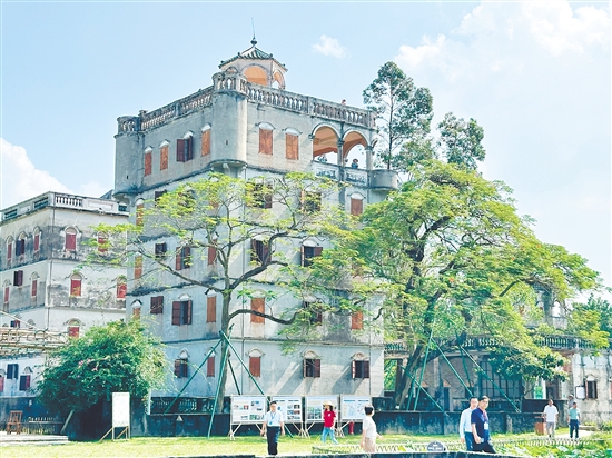 充滿“僑味”的開平碉樓自力村景區(qū)。