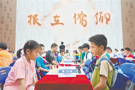 近200名棋手在中國僑都華僑華人博物館對弈。
