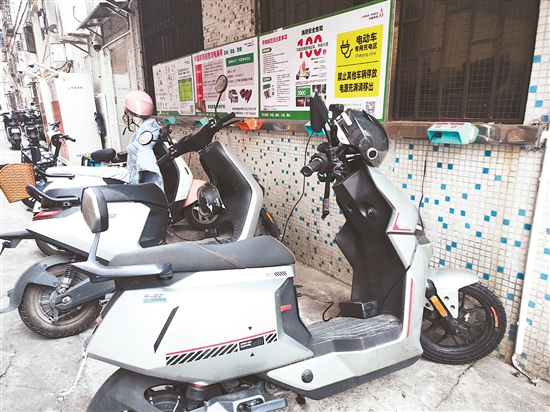 此次新增的充電設(shè)施優(yōu)先覆蓋了老舊小區(qū)、人員密集片區(qū)等重點(diǎn)區(qū)域，選址嚴(yán)格遵循《建筑設(shè)計防火規(guī)范》《電動自行車充電設(shè)施安全技術(shù)規(guī)范》等國家標(biāo)準(zhǔn)。