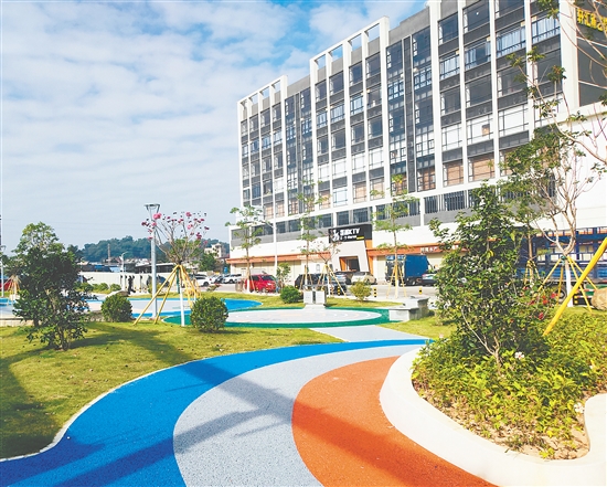 “口袋公園”內(nèi)喬灌木錯落有致，常綠植物與開花植物巧妙搭配，確保四季有景。