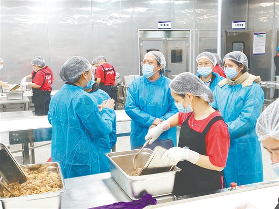 調(diào)研組走進(jìn)廣東華悅餐飲管理有限公司進(jìn)行實地調(diào)研。